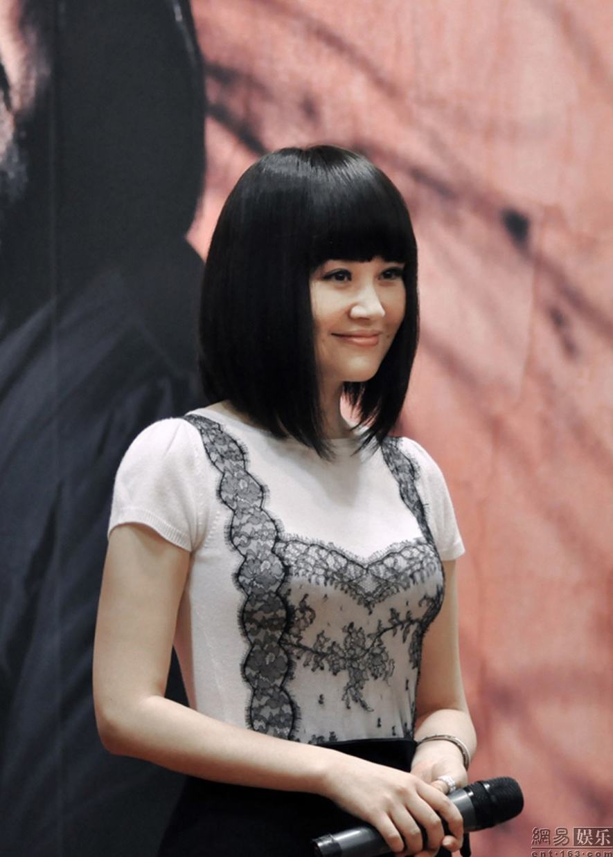 43岁许晴少女范儿亮相 李宇春同台大胆示爱“我也爱她”