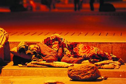 救助青岛流浪人 一起过暖冬:8旬老太寒风中乞讨