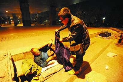 救助青岛流浪人 一起过暖冬:8旬老太寒风中乞讨