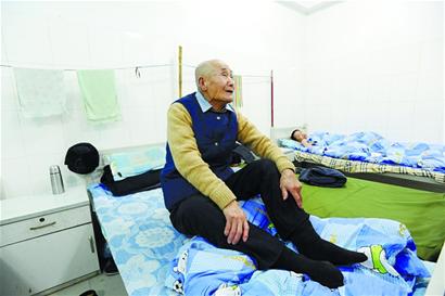 救助青岛流浪人 一起过暖冬:8旬老太寒风中乞讨