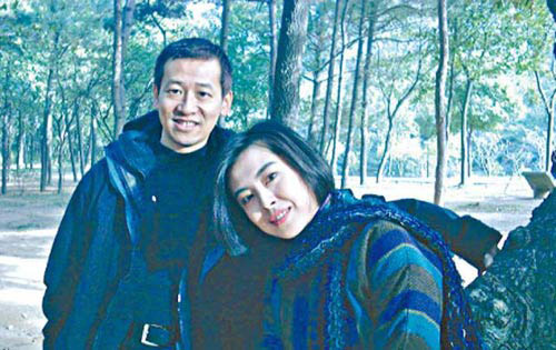 王祖贤近期生活照曝光 与中年男合影疑有新恋情(图)