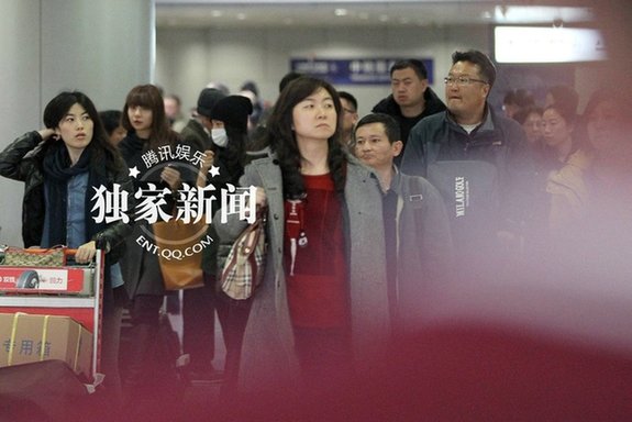 李冰冰素颜亮相眼袋深倦容明显