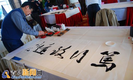 青岛书法家泼墨挥毫写地铁站名 晒名画作品