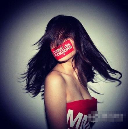 陈冠希新欢T恤当浴巾 尽显火辣好身材