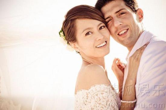 梁咏琪百张婚礼温馨照曝光 与老公拥吻分享幸福