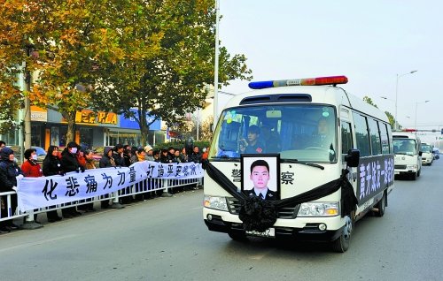 江苏遭伏击警察最后留言：工作忙可以不理老婆