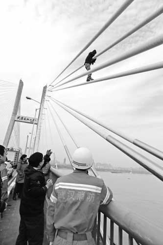 武汉长江二桥3小时内先后3人欲跳桥致拥堵