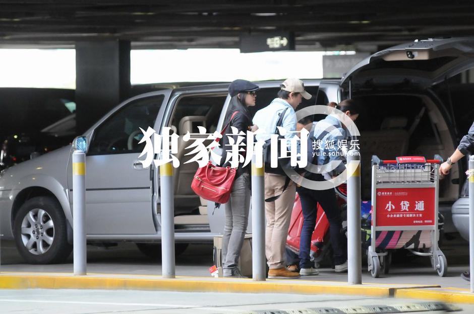 刘亦菲低调回京 跟随导演赵林山行动隐秘
