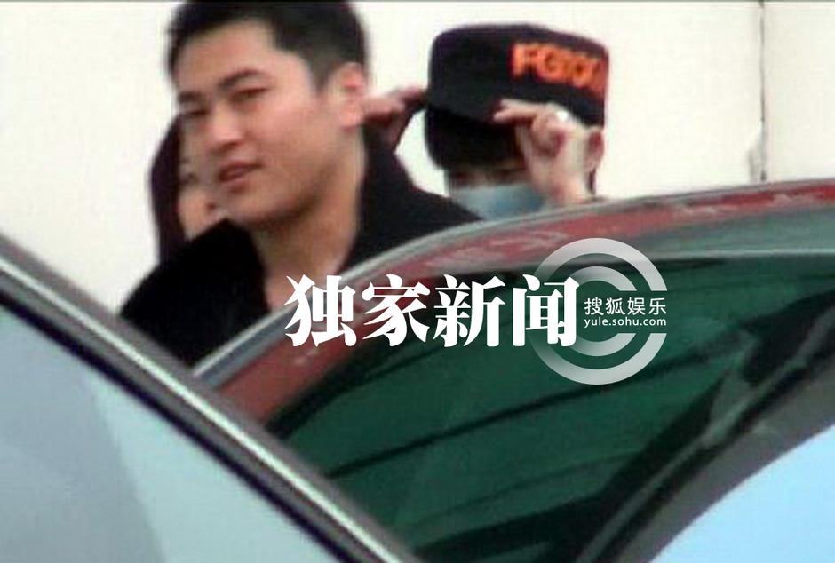 李宇春“蒙面”探望《血滴子》伙伴黄晓明