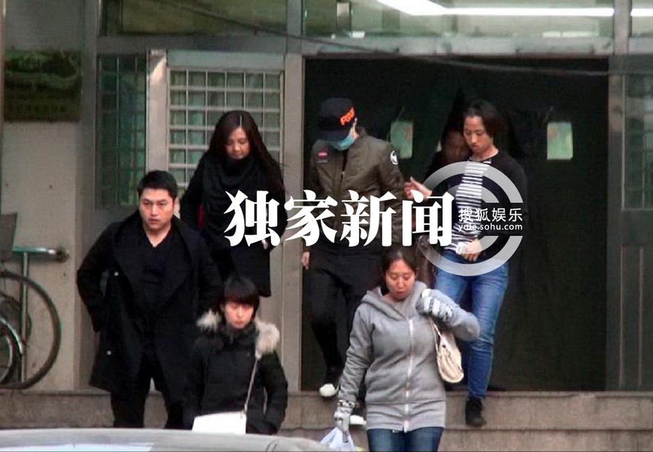 李宇春“蒙面”探望《血滴子》伙伴黄晓明