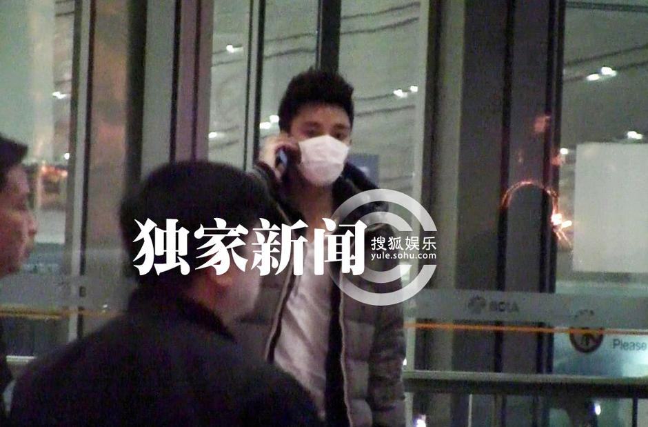 贾乃亮机场疾走 电话不停似思女心切