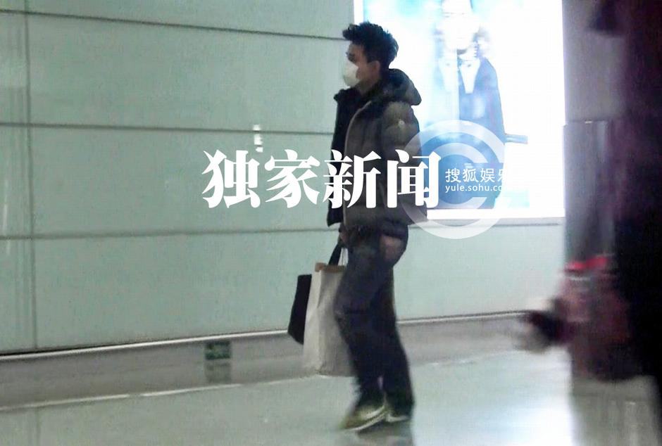 贾乃亮机场疾走 电话不停似思女心切
