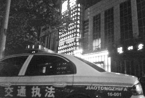 曝交通执法车奔波300公里现身歌厅门口