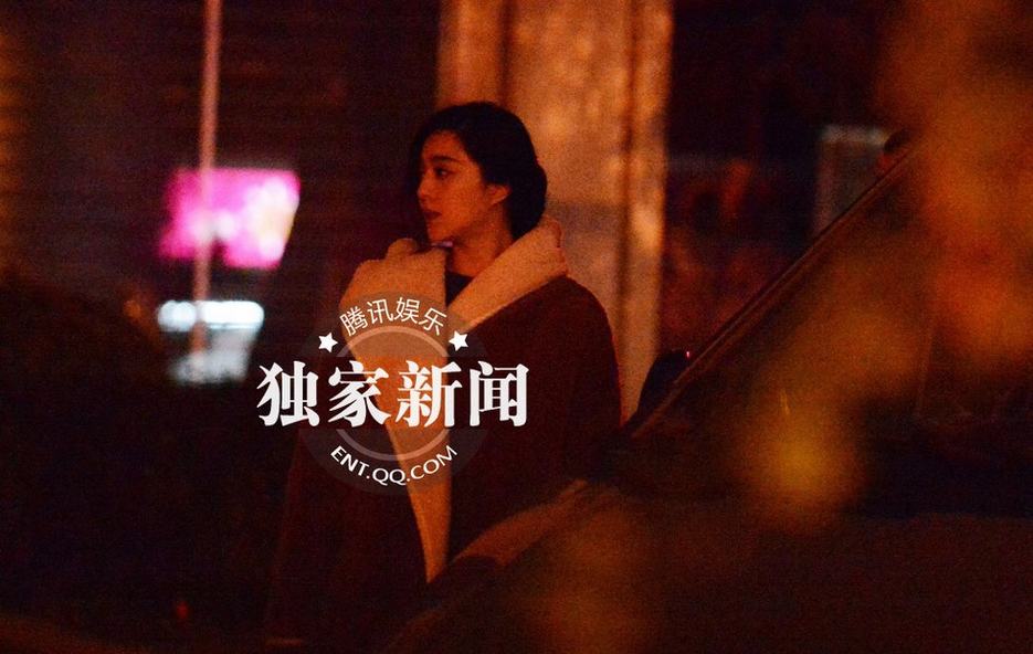 范冰冰与神秘外籍友人聚餐 饭店门口等车受冻