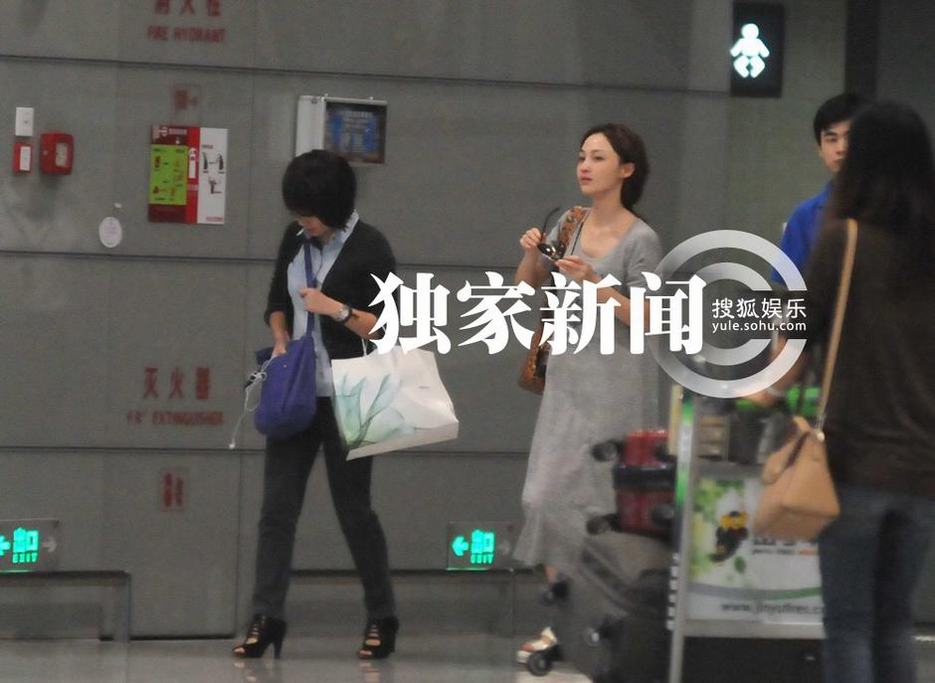 姚笛素颜现身 被求合影玩快闪