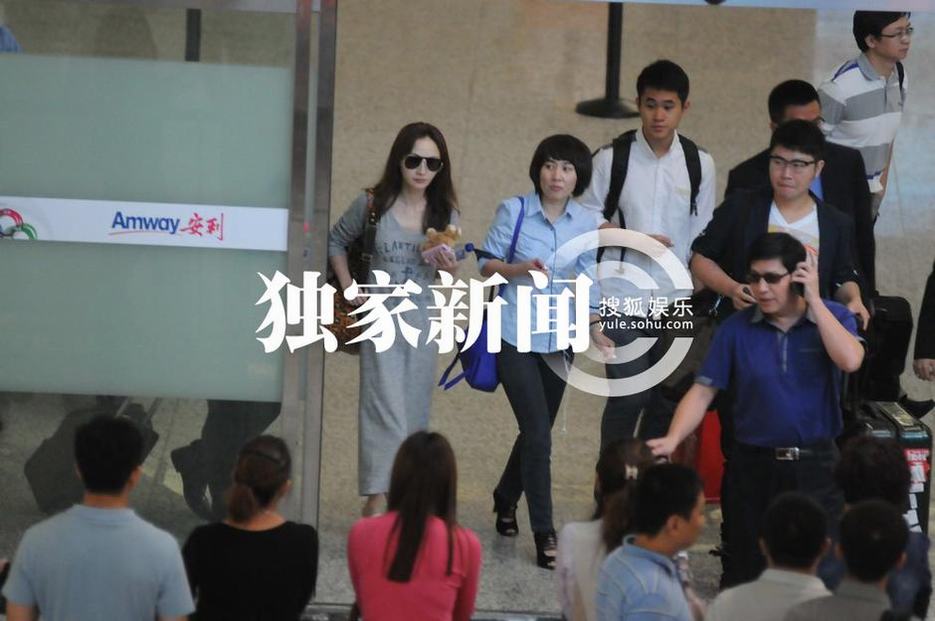 姚笛素颜现身 被求合影玩快闪