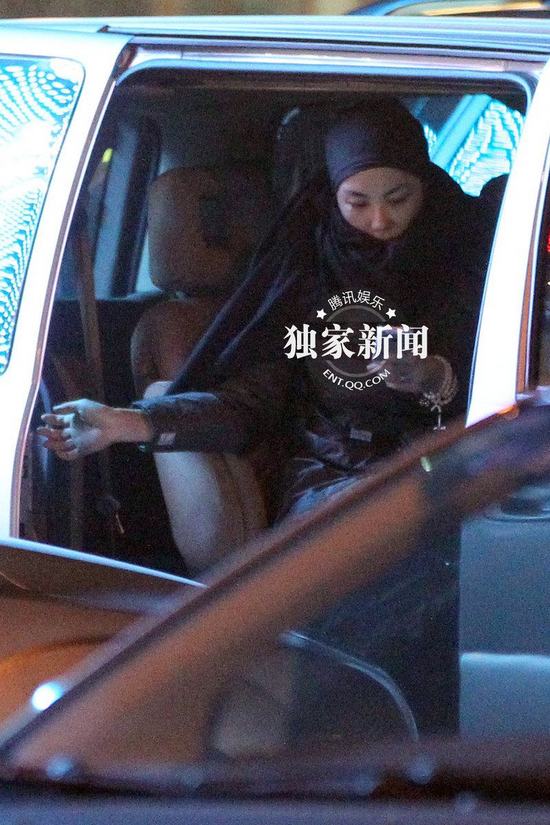 王菲贪吃冒冷风出门享受美食 缩脖抄手似大婶