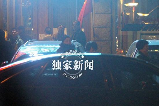 王菲贪吃冒冷风出门享受美食 缩脖抄手似大婶