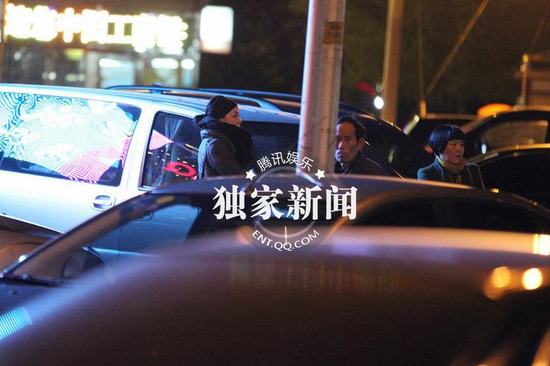 王菲贪吃冒冷风出门享受美食 缩脖抄手似大婶