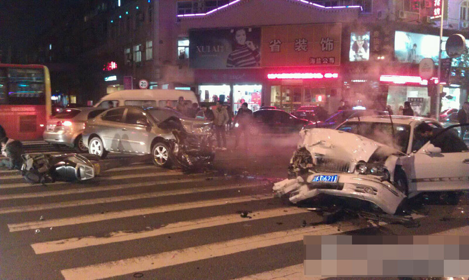 浙江男子持刀在闹市劫车 引发连环车祸