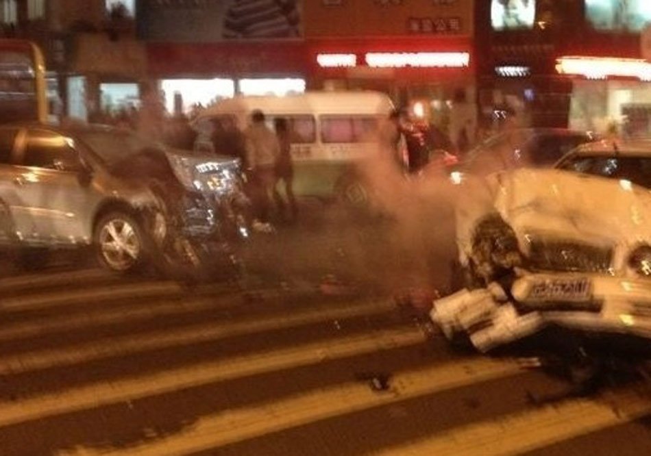 浙江男子持刀在闹市劫车 引发连环车祸