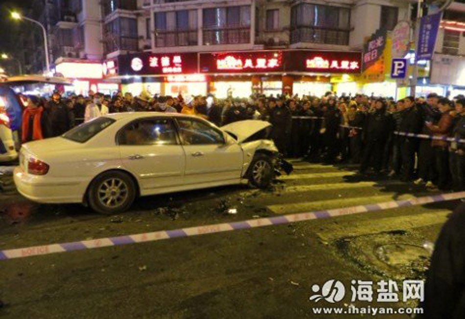 浙江男子持刀在闹市劫车 引发连环车祸