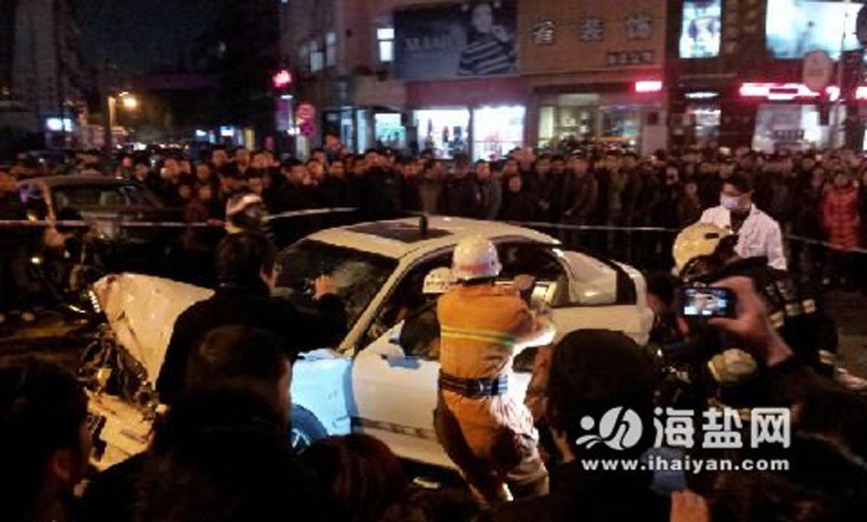 浙江男子持刀在闹市劫车 引发连环车祸