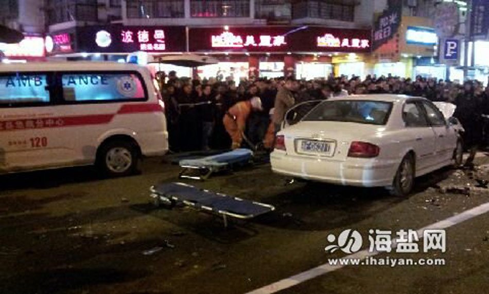 浙江男子持刀在闹市劫车 引发连环车祸