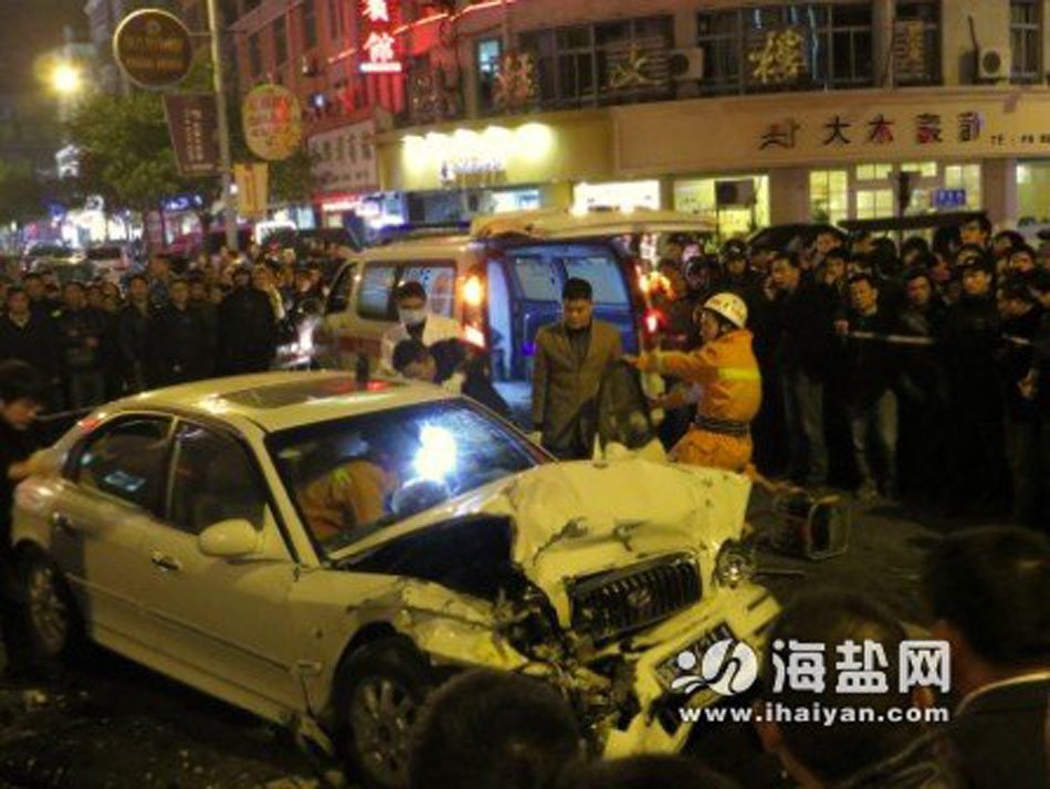 浙江男子持刀在闹市劫车 引发连环车祸