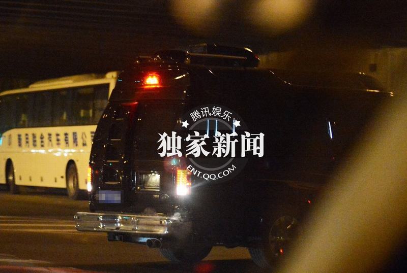 明星足球队夜会饺子馆 孙楠房车主路倒车