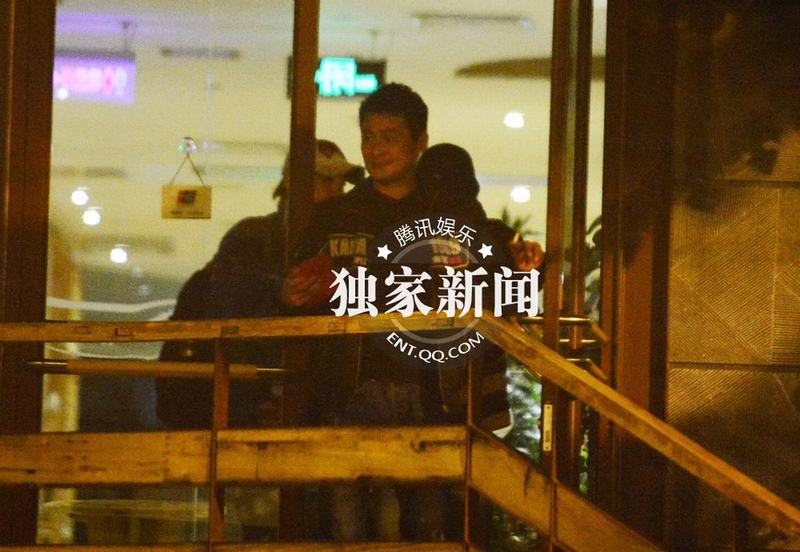 明星足球队夜会饺子馆 孙楠房车主路倒车