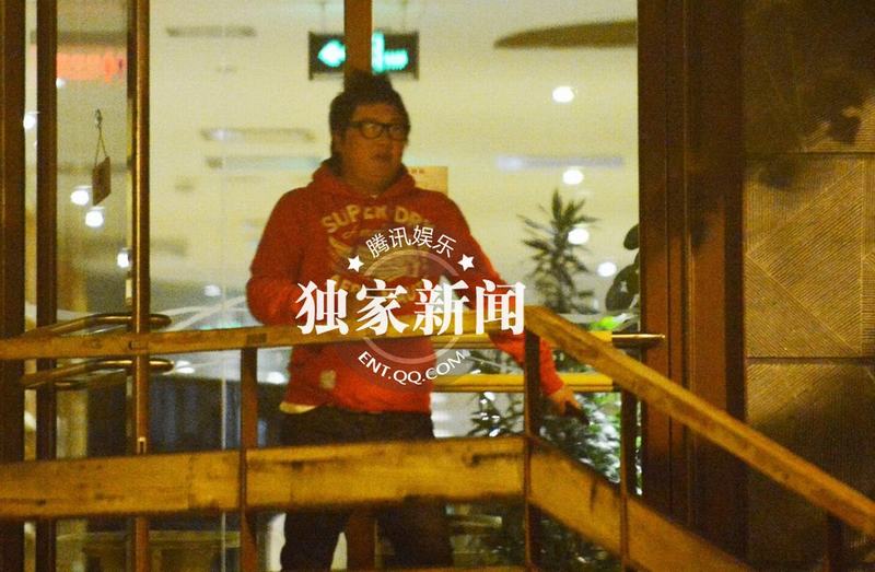 明星足球队夜会饺子馆 孙楠房车主路倒车