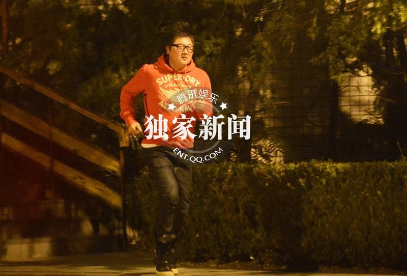 明星足球队夜会饺子馆 孙楠房车主路倒车