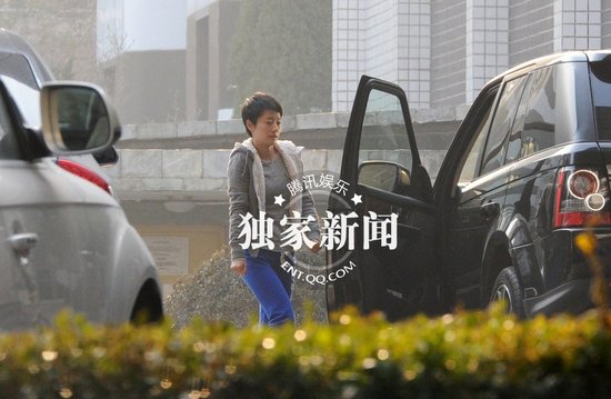 马伊琍带女儿悠闲逛商场 着急找不到车位面露难色