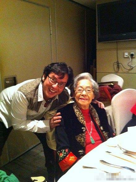 谭咏麟邀众好友为母亲庆生 曾志伟喝醉遭恶搞