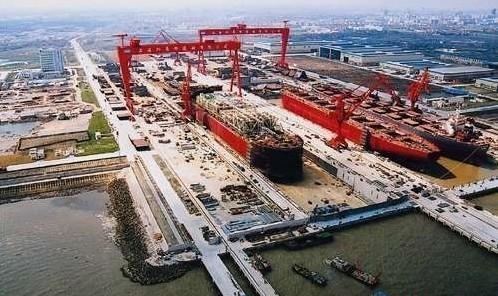 资料图：外媒称中国已造四艘航母龙骨，此为中国某造船厂。