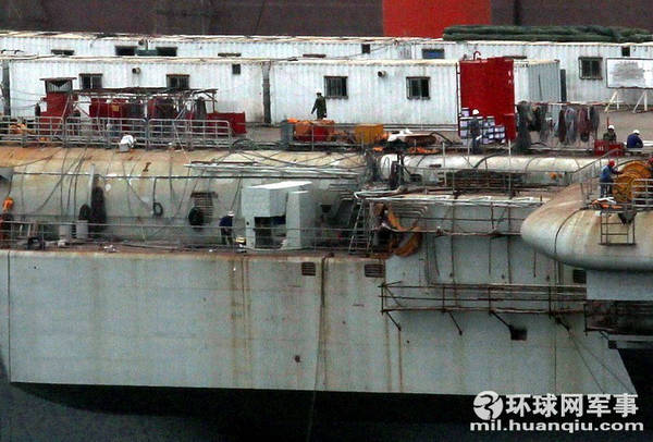 资料图：瓦良格航母接受改造。