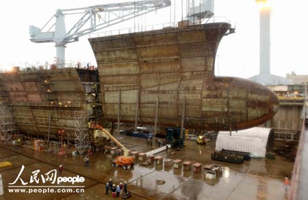 资料图：“乔治·布什”号航母船首底层部分与龙骨其它部分相结合。