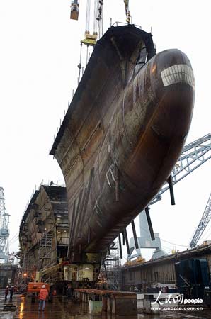 资料图：正在吊运的“乔治·布什”号航母船首底层部分。