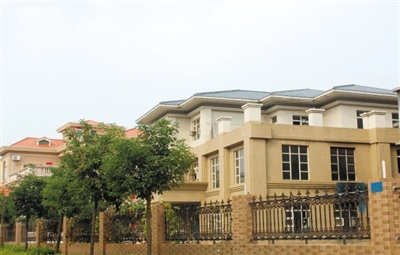 网友“90后小李”发帖称这是周伟思的豪宅别墅。