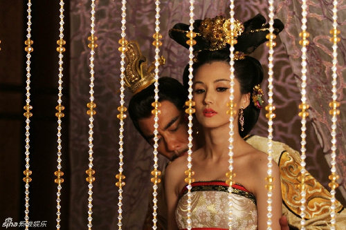 《隋唐英雄》将登湖南 赵文瑄蓝燕亲热床照曝光