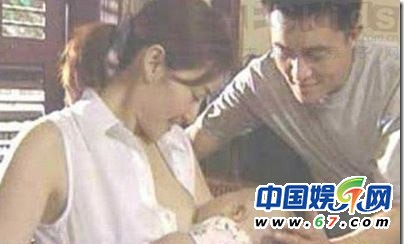盘点当众哺乳秀母爱的女星