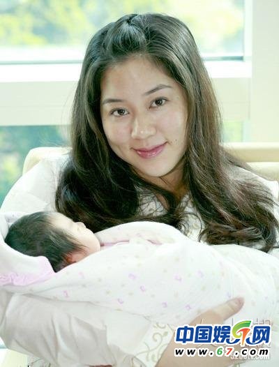 盘点当众哺乳秀母爱的女星