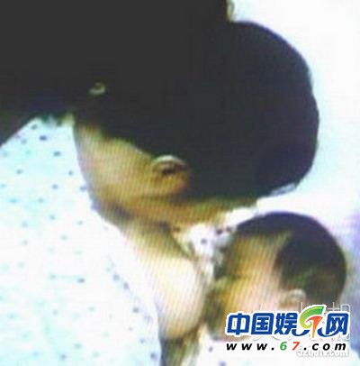 李小璐晒喂奶照秀母爱揭众女星哺乳照走光露乳晕图