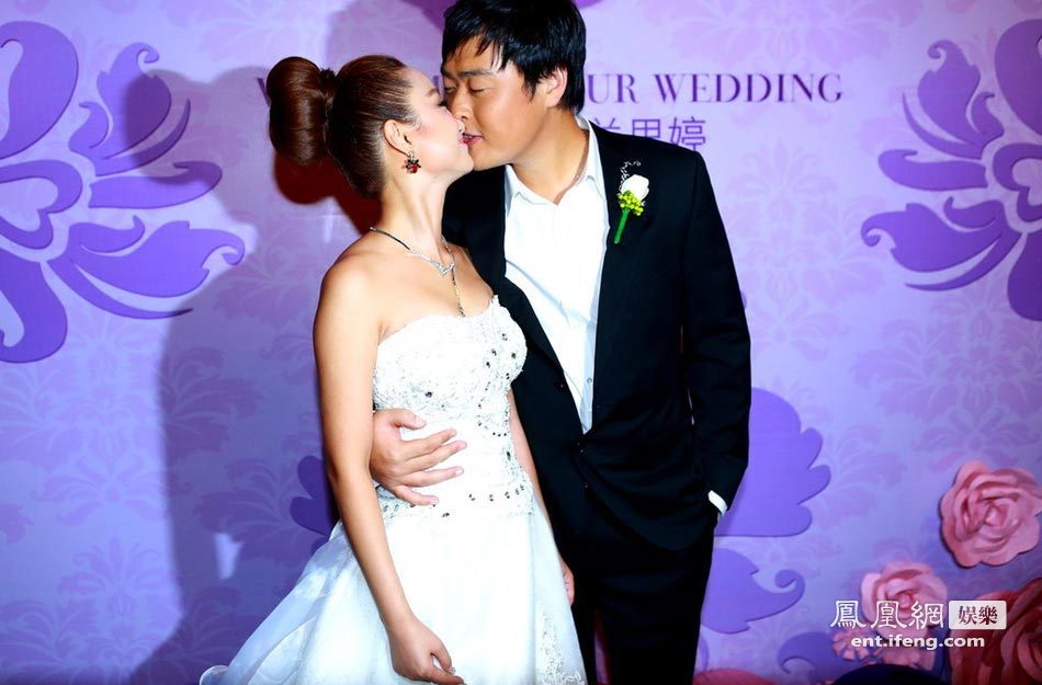 《亮剑》“魏和尚”张桐大婚 与娇妻甜蜜拥吻