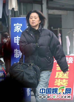 林志颖徐静蕾素颜出街如路人 图揭“辨识度”超低众星