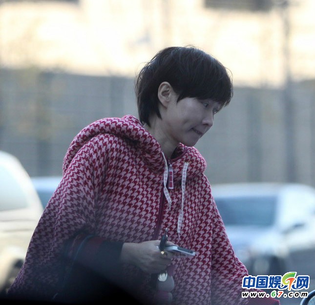 林志颖徐静蕾素颜出街如路人 图揭“辨识度”超低众星