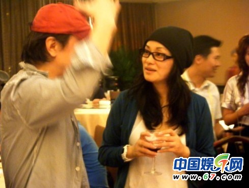 林志颖徐静蕾素颜出街如路人 图揭“辨识度”超低众星