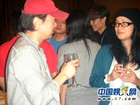 林志颖徐静蕾素颜出街如路人 图揭“辨识度”超低众星