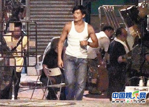 林志颖徐静蕾素颜出街如路人 图揭“辨识度”超低众星